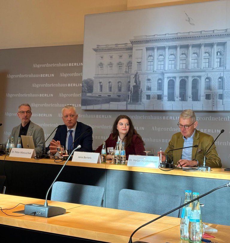 Forsa-Befragung: Mehr an Opposition und Widerstand erinnern